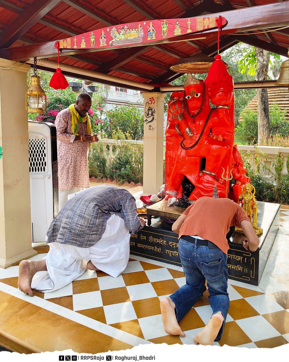 आज शाम को लखनऊ से राजभवन बेंती पहुंचने पर जनसत्ता दल के राष्ट्रीय अध्यक्ष माननीय श्री राजा भइया जी ने भगवान श्री बजरंग बली व श्री गणेश जी के दर्शन व परिक्रमा कर उनका आशीर्वाद प्राप्त किया।