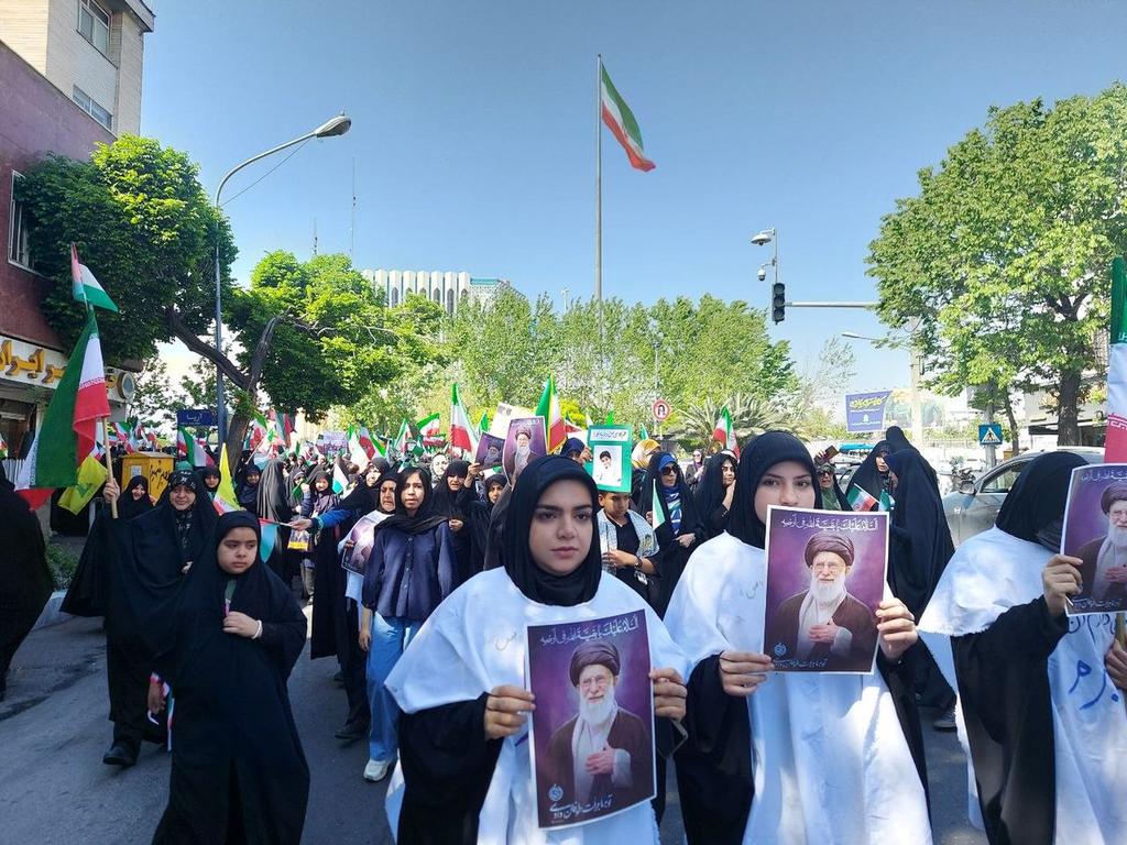 کفن پوش آمده ایم تا بدانید حتی دختران این سرزمین از شهادت در راه دفاع از کشور و انقلاب باکی ندارند.💪💪🇮🇷🇮🇷

#دختران_جانفدای_ایران
#رزمایش_بیعت