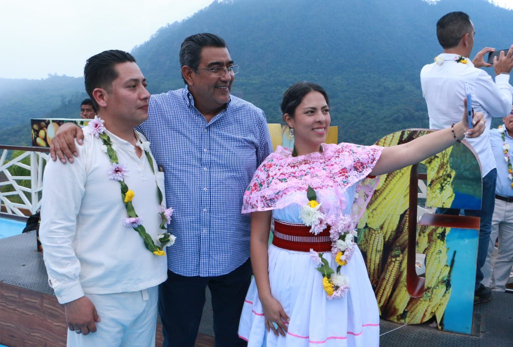 Zeth_lima's tweet photo. Zongozotla no olvida a quien llega a escuchar. 🌿
Feliz cumpleaños, @SergioSalomonC.

Salud y larga vida. 🎂
#SergioSalomón #Zongozotla #Puebla https://t.co/vaUQN4eRXk