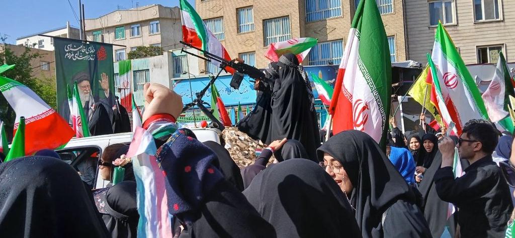 همه با اسلحه،سلاح جنگی آمده بودن، اما یک اسلحه از همه واقعی تر بود آخه آینده سازان ایران  ۱۴۰۰هستن.

#دختران_جانفدای_ایران
#رزمایش_بیعت