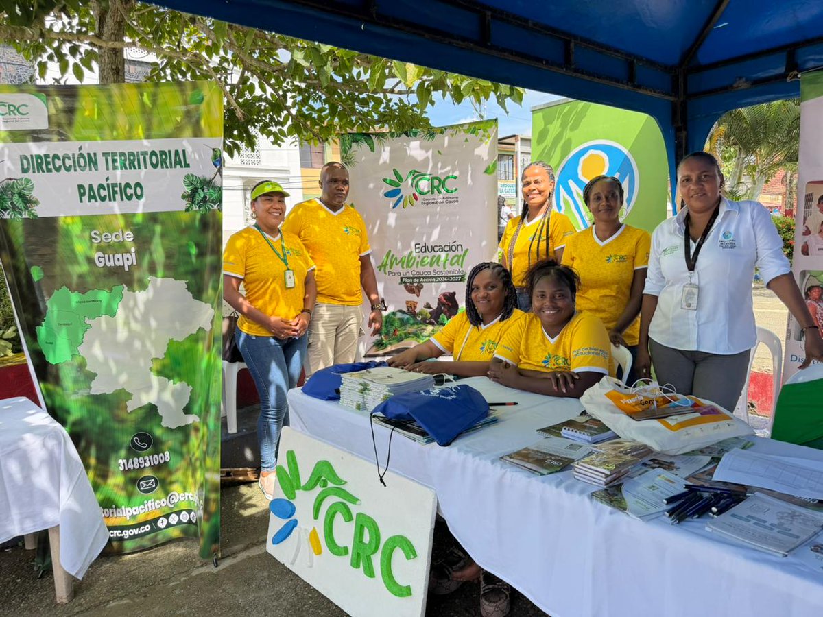 ProsperidadCol's tweet photo. #Cauca I Al son del guasá, el cununo y la tambora, el Pacífico caucano se encuentra para compartir la creatividad que sostiene la economía popular. En #Guapi nos dimos cita para el #EncuentroPopular #EconomíasParaLaVida. El territorio recibe con la sonrisa amplia de su gente a quienes llegan con las manos llenas de oficio, historia y esperanza. Artesanos y productores que traen más que productos: traen sueños tejidos, saberes heredados y el anhelo profundo de aportar a la economía que nace desde lo propio. Los esperamos en el Parque La Pola, donde la economía tiene rostro, tiene manos… y tiene corazón.
#ConDignidadCumplimos
 @alcaldiaguapi