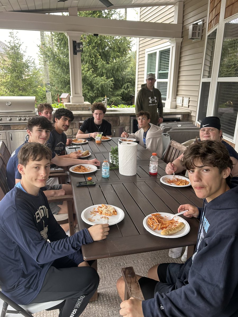 CoachTG86's tweet photo. Boys fueling up after a workout and raffle blitz sales this afternoon. Canyon Lakes see ya tomorrow!! @Bomber_Football @BomberEliteClub https://t.co/0Q7kgEiqGX