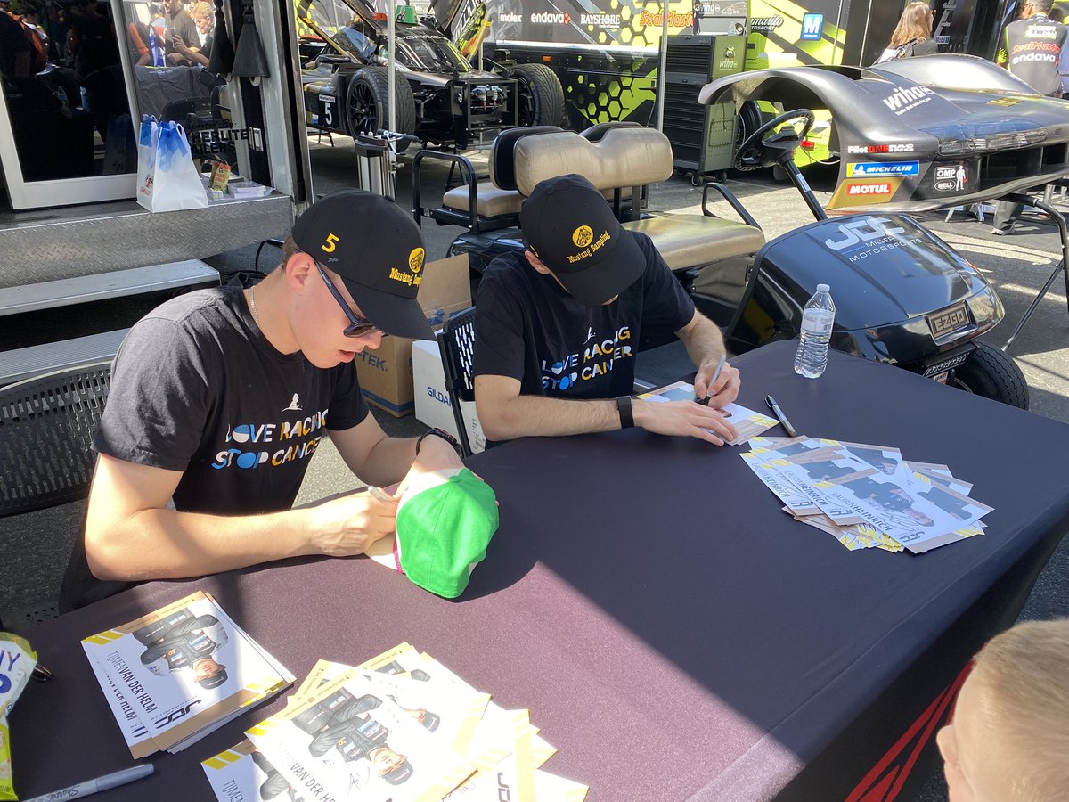 PorscheRaces's tweet image. #IMSA - Some impressions from the @IMSA autograph session at #LongBeach. Race starts at 13:05 local time (22:05 CEST).

Livestream ➡️ IMSA.tv
Livetiming ➡️ scoring.imsa.com

#Raceborn #Porsche #PorschePenskeMotorsport @MichelinRaceUSA