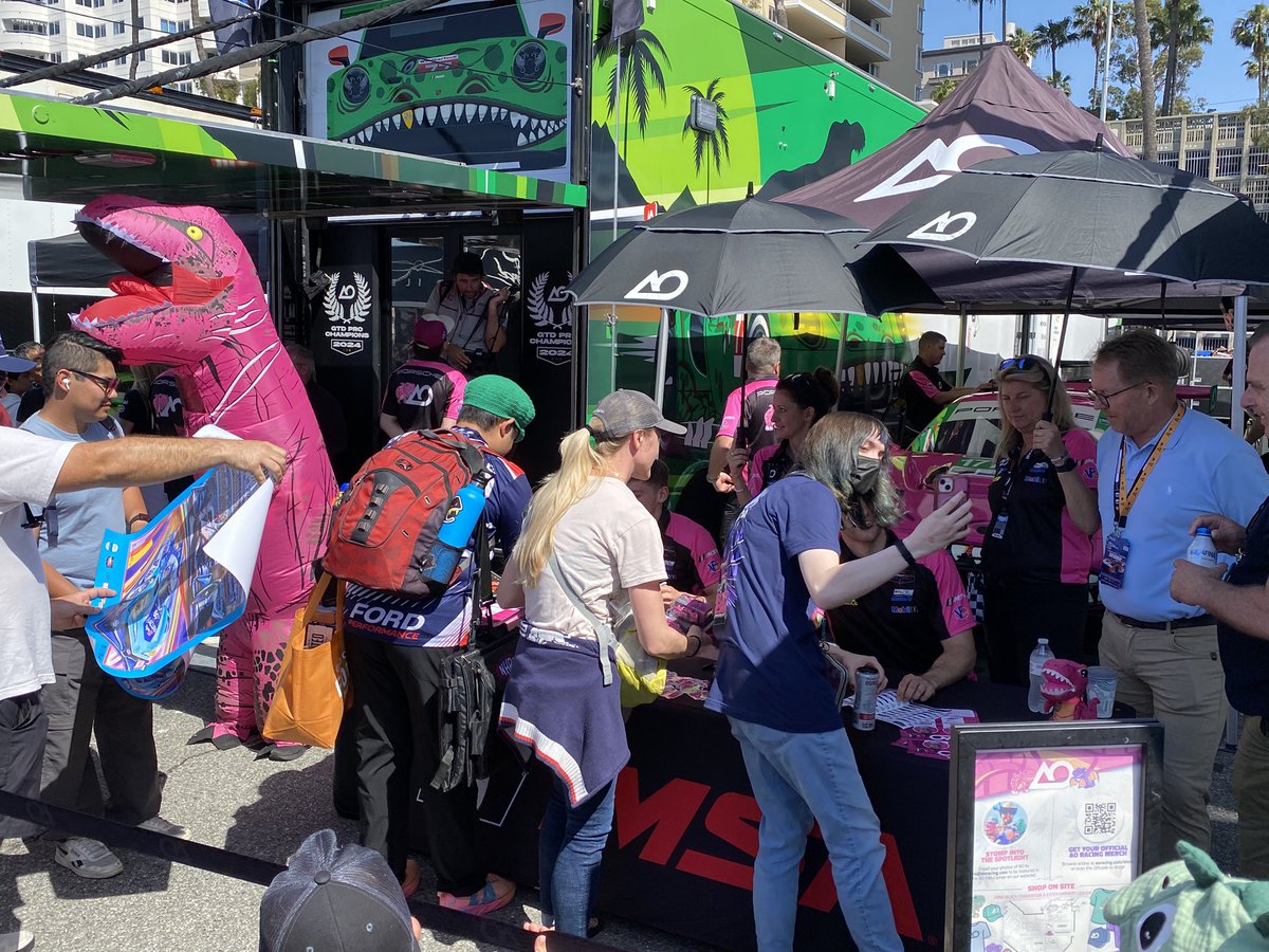 PorscheRaces's tweet image. #IMSA - Some impressions from the @IMSA autograph session at #LongBeach. Race starts at 13:05 local time (22:05 CEST).

Livestream ➡️ IMSA.tv
Livetiming ➡️ scoring.imsa.com

#Raceborn #Porsche #PorschePenskeMotorsport @MichelinRaceUSA