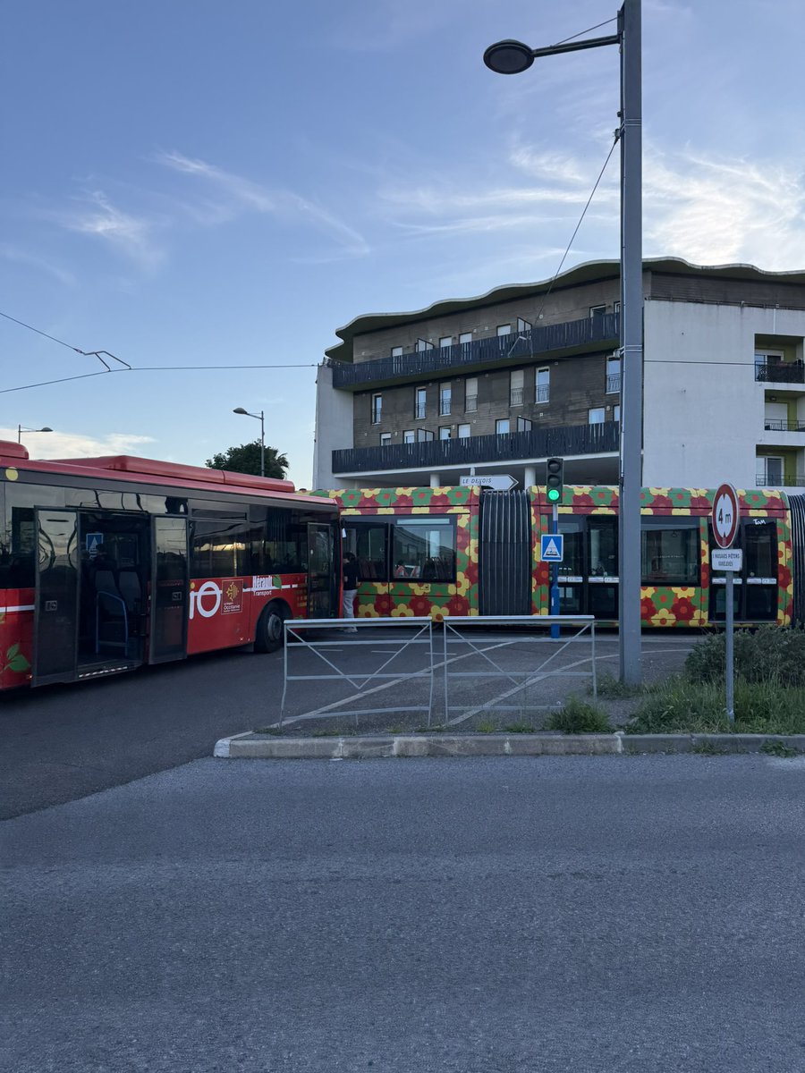 cybervince's tweet photo. Oups, le bus il a cassé le tram à Castelnau #Montpellier @TaMVoyages https://t.co/Sdrpxq4sJp