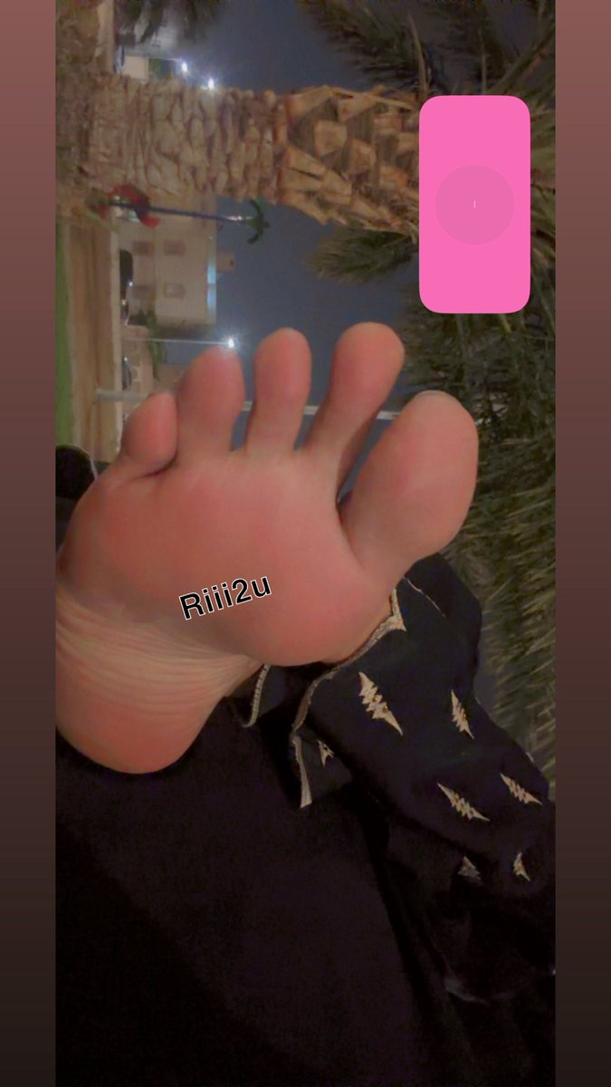 كان جالس يبوس رجلي وانا فاتحة كام بالشارع