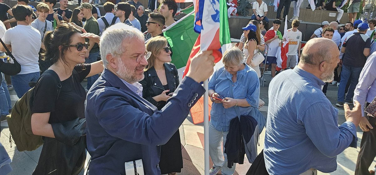 monicaercoli's tweet image. Pomeriggio speciale passato insieme alla #community e a @ClaudioBorghi alla manifestazione in Piazza Duomo
#SENZAPAURA 
@LegaSalvini 
Grazie #community siete magnifici 🥰