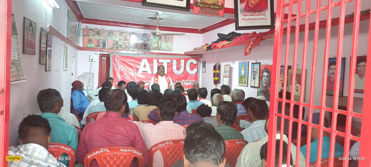 rangannagolla2's tweet photo. ఈనెల 26,27,28 తేదీల్లో తిరుపతి లో జరుగు AITUC 18,వ రాష్ట్ర మహాసభలను జయప్రదం చేయాలని కోరుతూ #ఎమ్మిగనూరు CPI కార్యాలయంలో AITUC నియోజకవర్గ సమావేశం ఏర్పాటు చేయడం జరిగింది ఈ సమావేశానికి AITUC జిల్లా కార్యదర్శి N.లెనిన్ బాబు గారు హాజరయ్యారు. https://t.co/K4ldh4t3Ob