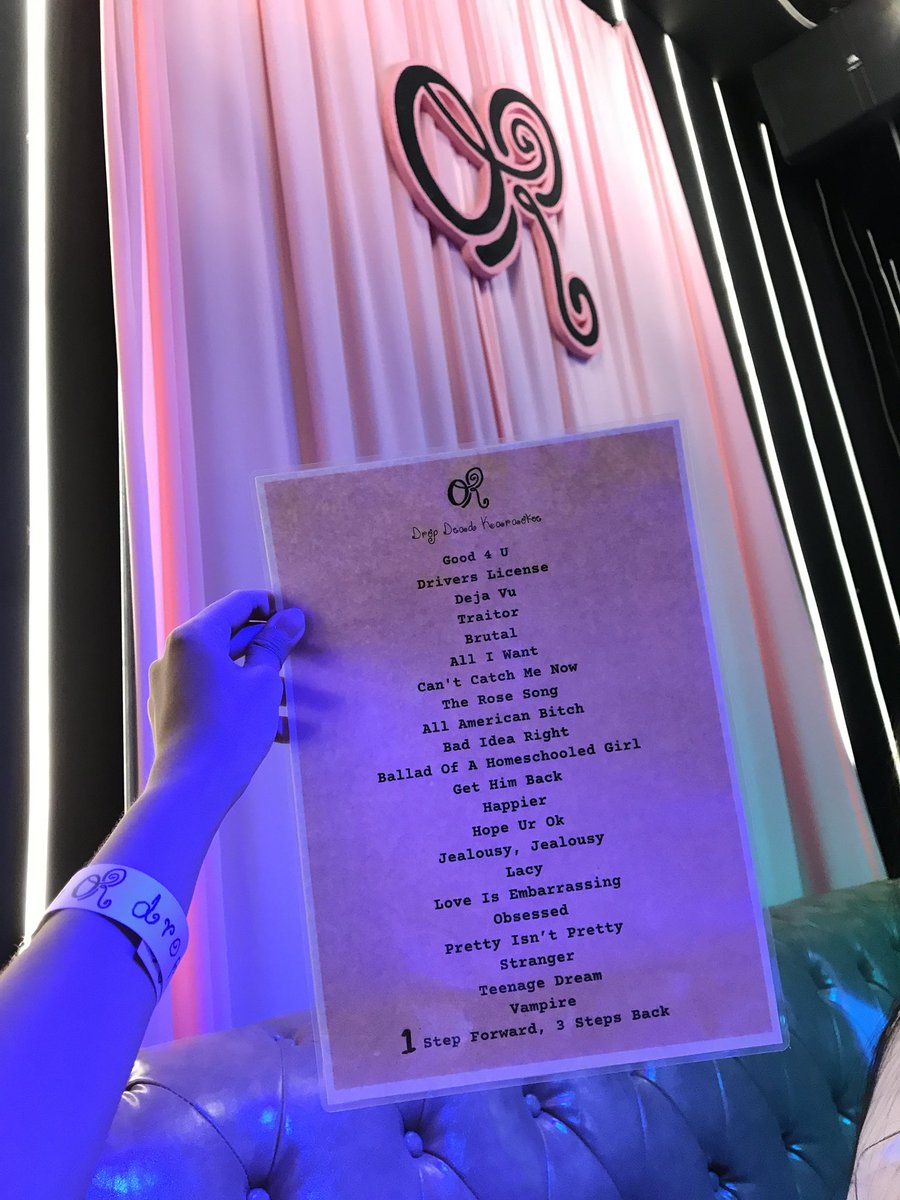 ria is DROP DEAD 𓏲ּ𝄢 tweet media