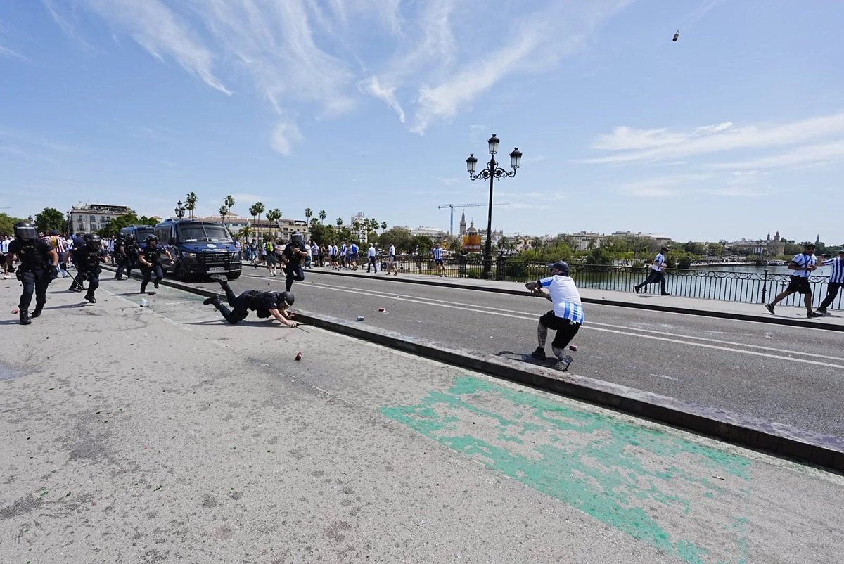 Antifaxismoa's tweet photo. #Sevilla carga policial contra hintxas donostiarras en el puente de Triana
#KopaFinala 2026 https://t.co/PdyNR91Kyv