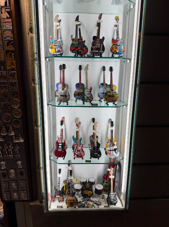 SarantosMelogia's tweet photo. These tiny guitars are pretty cool

#TinyGuitars #MiniGuitar #GuitarLife #MusicVibes #StringSound #AcousticMood #MusicMoments #InstrumentLove #GuitarAddict #SoundAndSoul #CreativeVibes #MusicInspo #SimpleJoy #LittleThings #MusicDaily #VibeCheck #ArtOfSound #ChillSounds https://t.co/n7EuSIqhF2