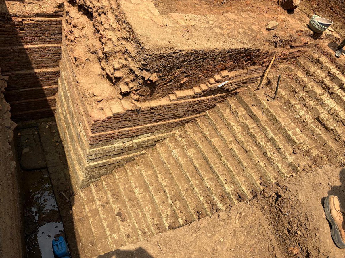 aheedtweets's tweet photo. The world doesn’t know this but ASI is currently digging a water cistern near Elephanta and it blows my mind how similar this looks to the Harappa excavations! https://t.co/hAI1fcuo1L