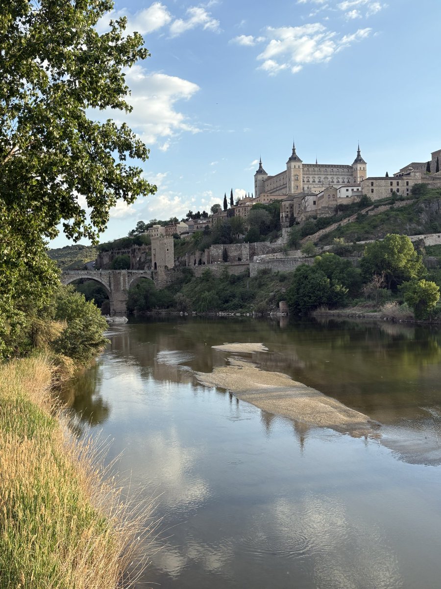 AuroraVDC's tweet photo. Aún es abril y el río Tajo ya está de sequía. Este episodio no ha tardado en llamar la atención y nos ha concentrado a varias personas que fotografiábamos lo que es sin duda, la peor panorámica de Toledo. Supongo que si nosotros lo vemos, todos podéis verlo. 
#Noaltrasvase https://t.co/YEz1cN5I4M