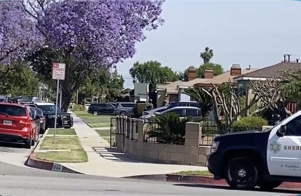 CodeThreeNews's tweet image. 💥LASD Deputies are continuing to work a possible barricaded suspect near the 800 block of Chester Ave. just north of Alondra Blvd. In #Compton. This has been ongoing for several hours now.

📸Via Citizen