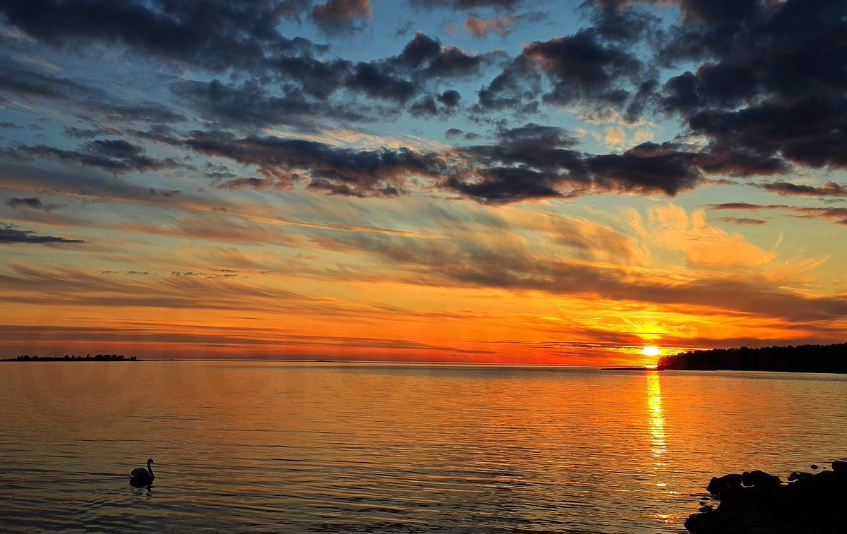 TeroTweet's tweet image. Ei paha! Huhtikuun puolenvälin auringonlasku Raumanmeren rannoilla.