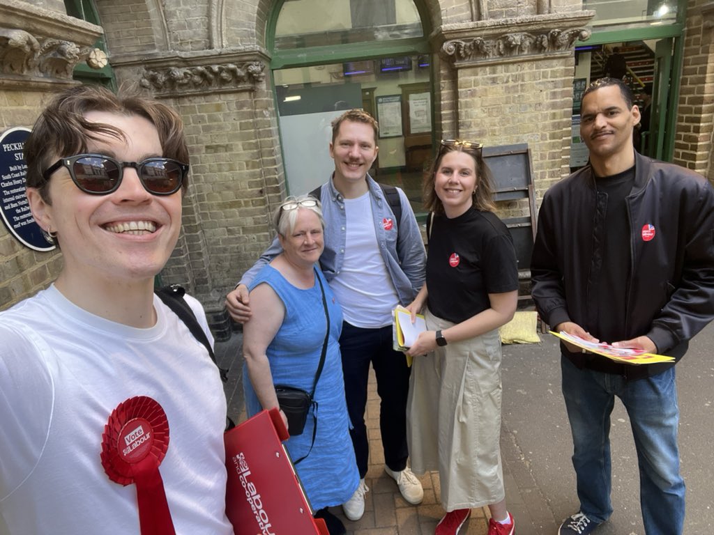A beautiful sunny day talking to residents in #RyeLane. 🌹🗳️