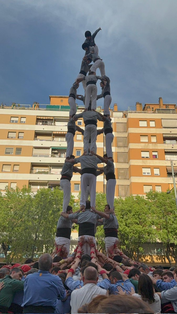 borinots's tweet photo. Després d'un id4de8, a 2a ronda hem descarregat un 4de8. Seguim sumant fonaments. #castells https://t.co/hdsPDsbznK