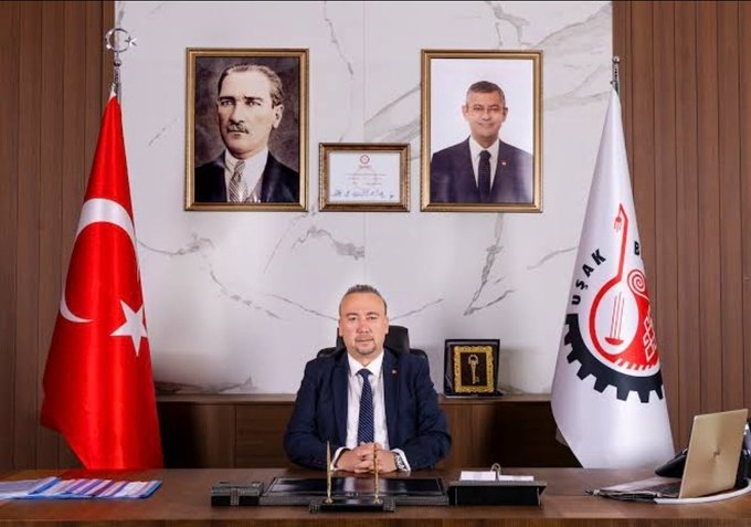 Belediyeyi hortumlayıp fuhuş ortamına çeviren lavuğun arkasında da Atatürk simgesi var :d