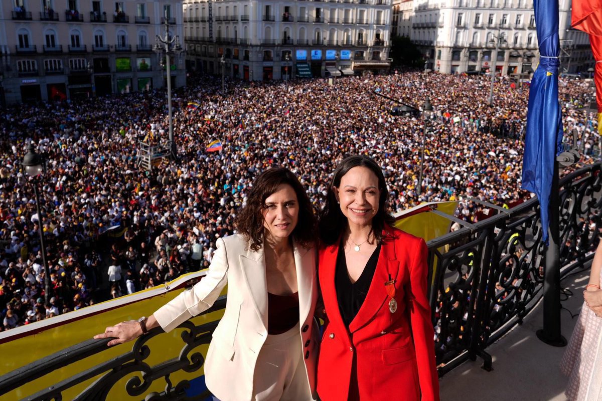 La presidenta <a href="/IdiazAyuso/">Isabel Díaz Ayuso</a> con <a href="/MariaCorinaYA/">María Corina Machado</a> en una puerta del Sol abarrotada. A pocos kilómetros, Sánchez estaba reunido con sus narcopresidentes favoritos