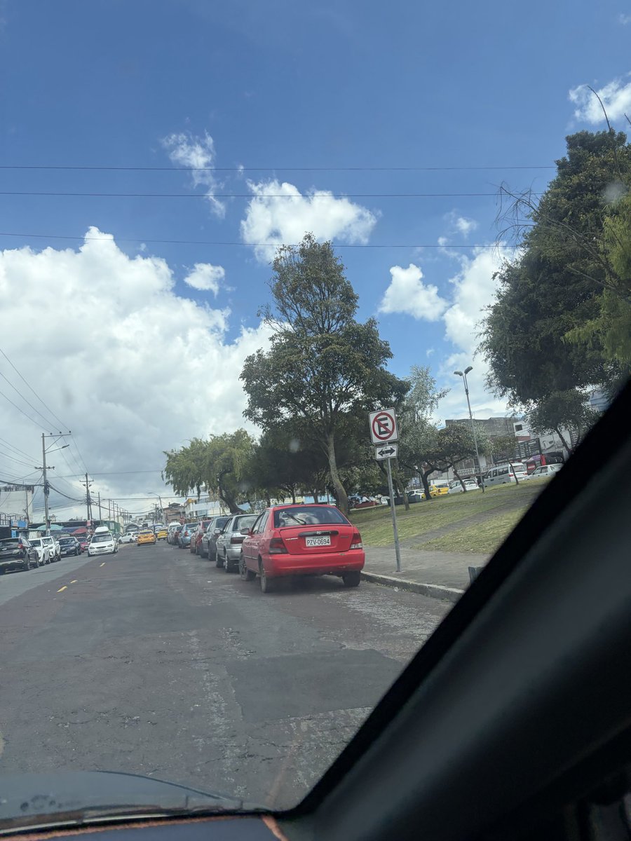 DavidTorres196's tweet photo. @AMT_Quito @ANT_ECUADOR @MunicipioQuito @pabelml si hay señales de tránsito es por algo, zona de PROHIBIDO ESTACIONAR pero nunca hay un solo policía metropolitano! Por favor una vez aunque sea vengan a controlar. Av. Jhon F Kennedy y Ramón Chiriboga.! #Quitosinautoridades https://t.co/pwBQWOgu0r