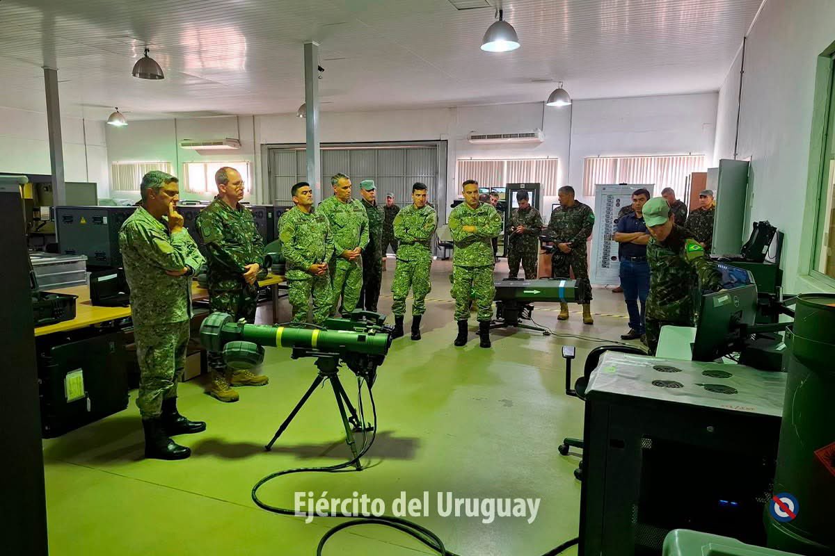 SA_Defensa's tweet image. 📍Pelotas, #Brazil (🇧🇷)

Members of the @EjercitoUy (🇺🇾) participated in the 3rd Coordination Meeting with the @exercitooficial last week.

Delegates had the opportunity to visit the South Training Center, Armored Training Center, &amp;amp; Units of the 8th Motorized Infantry Brigade.