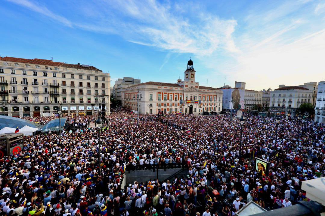 VenteVenezuela's tweet photo. ¡MADRID SE DESBORDÓ POR LA LIBERTAD! ☀️

La Puerta del Sol es un mar tricolor que grita con una sola voz. Miles de venezolanos se concentraron para respaldar a nuestra líder @MariaCorinaYA y ratificar que nuestra lucha es indetenible. https://t.co/focj71RaQi