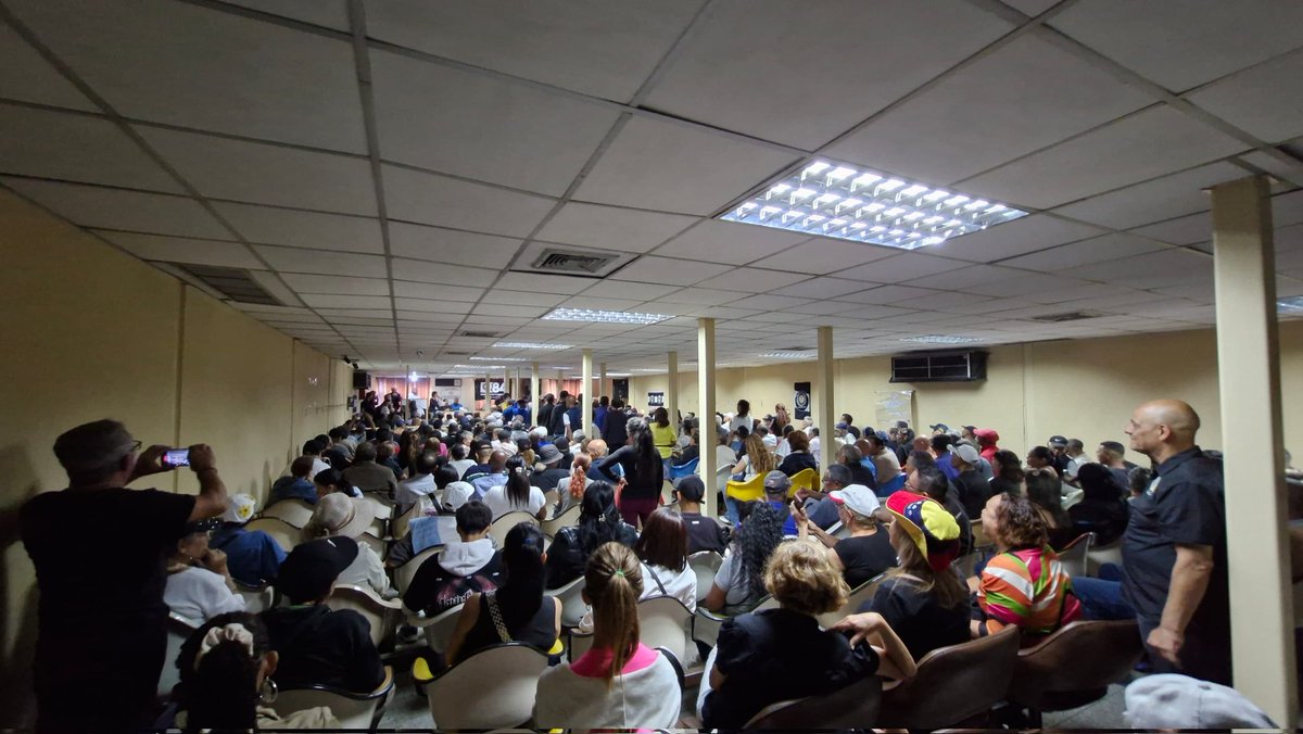Hoy desde Antímano en reunión con las estructuras parroquiales de Caracas. Los compañeros Henry Ramos, Piero Maroun y miembros de la Dirección Nacional, conjuntamente con el equipo Seccional encabezado por Silverio Figuera y Lilian Cabanillas.

Promoviendo la organización y la