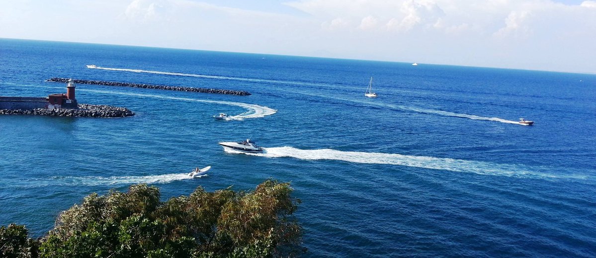 AmitKumar_ak14's tweet image. Pic 1. View of our PhD lab from the sea. Pic 2. View of the Mediterranean sea from the lab.  
Pic taken almost a decade ago. 
#Ischia @SznDohrn #Naples #VillaDohrn #PhDmemories