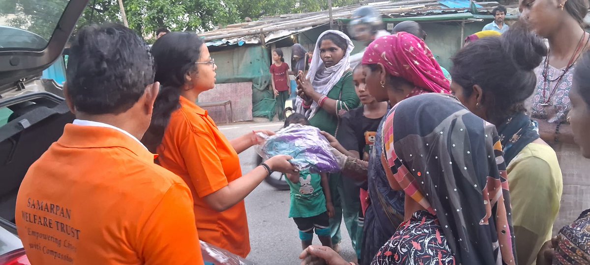 SamarpanCare's tweet photo. समर्पण वेलफेयर ट्रस्ट(रजि.) द्वारा जरूरतमंदों को नए कपड़ों का वितरण 🙏
सेवा, सहयोग और मानवता के प्रति समर्पित यह एक प्रेरणादायक पहल है।ट्रस्ट के सदस्यों मे @CMBhardwaj1 @star_alok @saritaalok, सोनी प्रसाद आदि उपस्थित रहे 
#Seva #Humanity #HelpingHands #SocialWork #Neki https://t.co/Ee0dLCTuaS