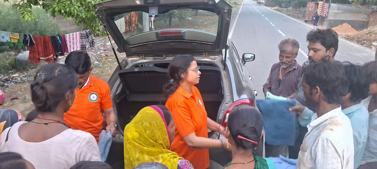 SamarpanCare's tweet photo. समर्पण वेलफेयर ट्रस्ट(रजि.) द्वारा जरूरतमंदों को नए कपड़ों का वितरण 🙏
सेवा, सहयोग और मानवता के प्रति समर्पित यह एक प्रेरणादायक पहल है।ट्रस्ट के सदस्यों मे @CMBhardwaj1 @star_alok @saritaalok, सोनी प्रसाद आदि उपस्थित रहे 
#Seva #Humanity #HelpingHands #SocialWork #Neki https://t.co/Ee0dLCTuaS