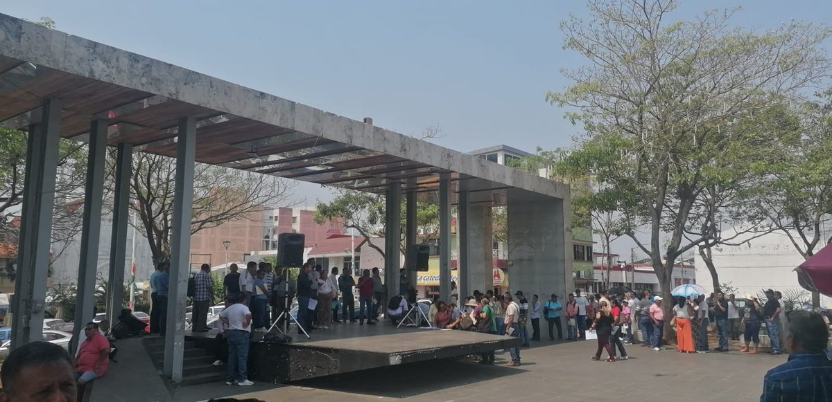 ReporteTab's tweet photo. Fracasa llamado del magisterio a protestar contra adecuaciones a la Ley del @Isset_Tab. Una paupérrima concentración en Plaza de Armas se mostró inconforme con las últimas modificaciones ordenadas por la Suprema Corte.

#RT #Villahermosa #Tabasco https://t.co/Jgi1Hylvz2