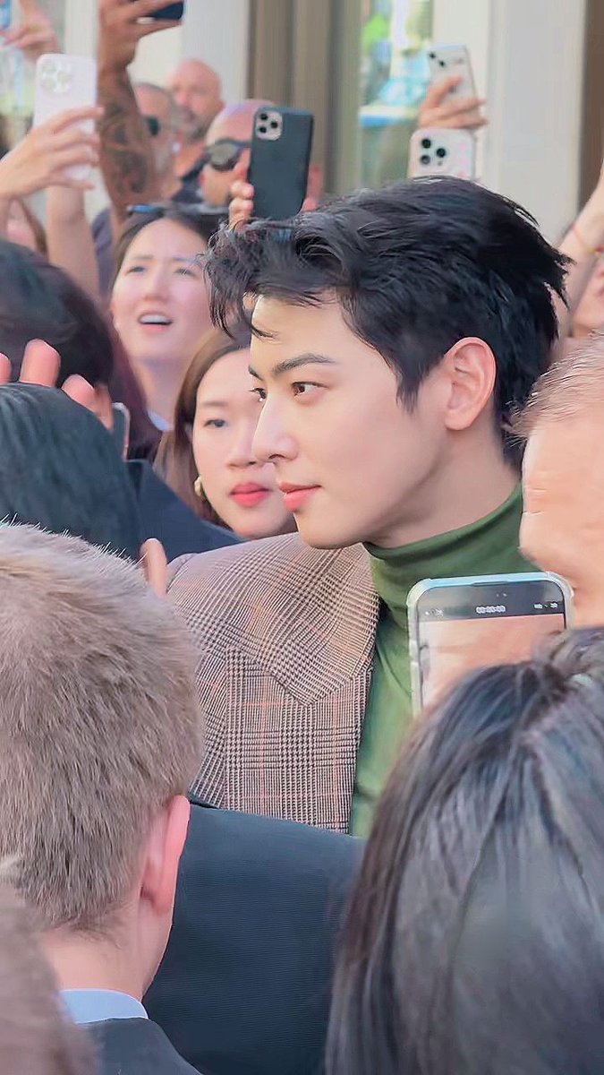 how the fuck is cha eunwoo THIS gorgeous?!