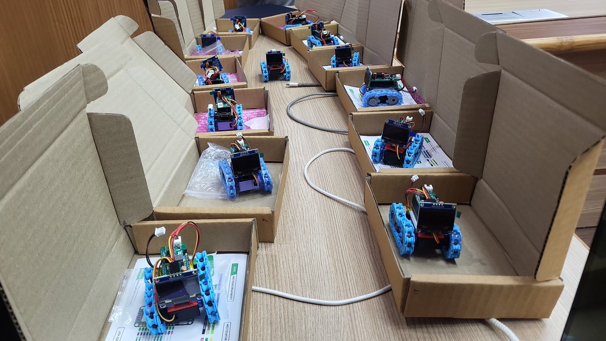PcbCupid's tweet photo. Thanks to @FOSSUnited @FOSSChennai trying to make hardware inclusive ❤️

We gave an workshop on how to build this amazing little Tank 

T-01 Explorer : https://t.co/BVxluCgMs1 https://t.co/ZIuOzlgRlH