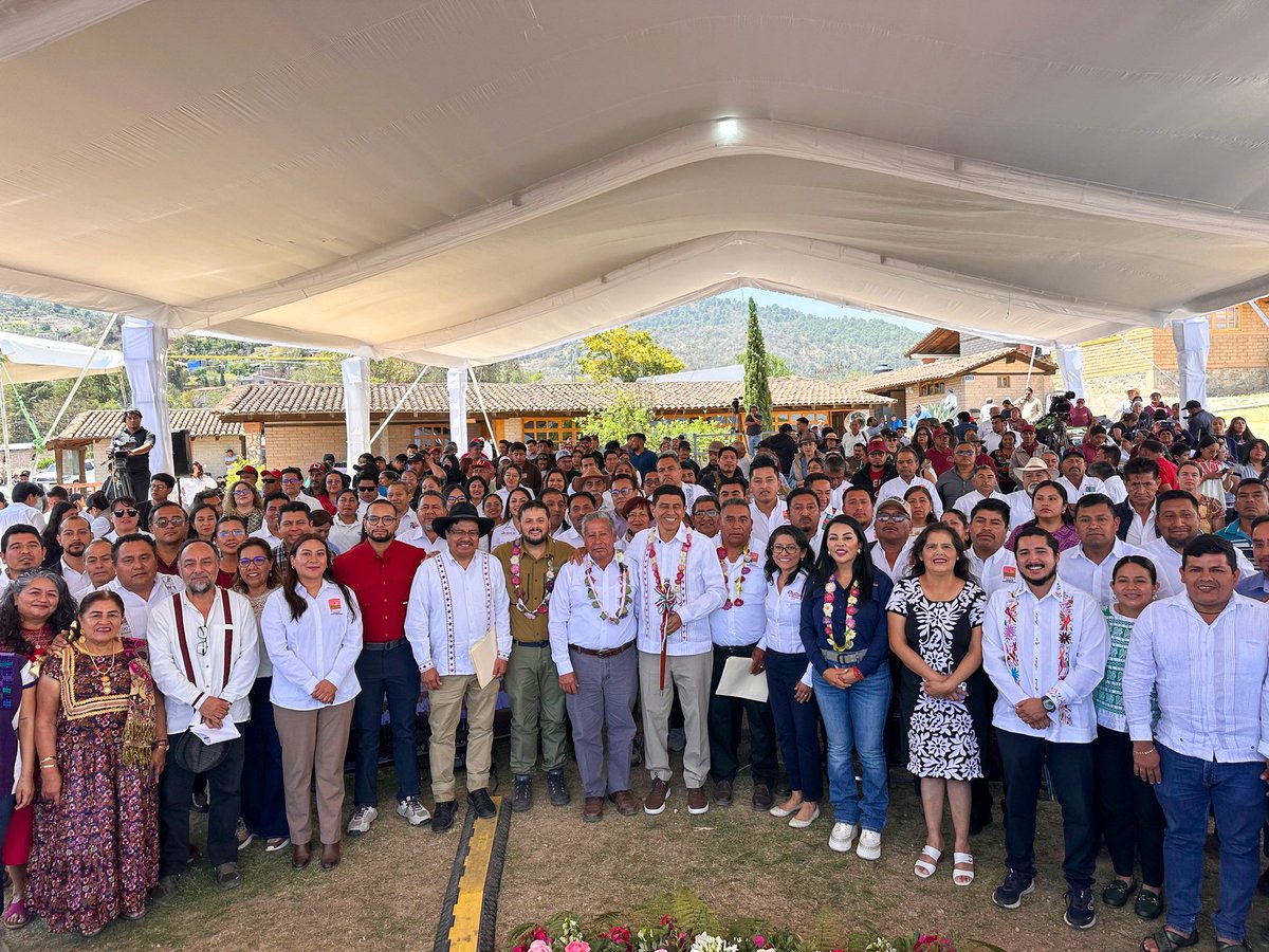 En #Oaxaca, el director general del INPI, Adelfo Regino Montes, (<a href="/DEELAYUUK/">Adelfo Regino Montes</a>), participó en la presentación del Destino de Turismo Comunitario Pueblos Mancomunados y la Firma de Convenio de Colaboración con el Gobierno del Estado de Oaxaca, evento llevado a cabo en el Centro