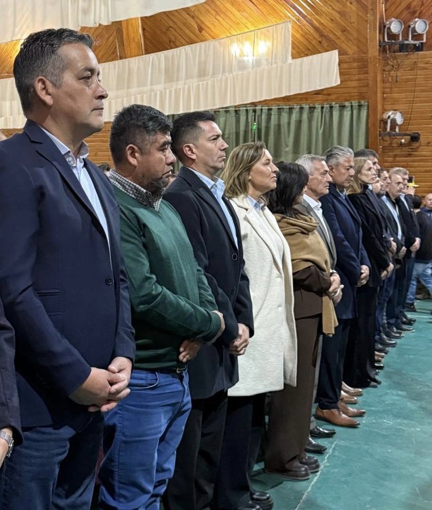 AlamoGabrielM's tweet image. Caviahue festejó sus 40 años, y ahí estuvimos para acompañar a toda la comunidad, junto al gobernador, @Rolo_Figueroa, y el intendente, Oscar Mansegosa. #Neuquén #Interior