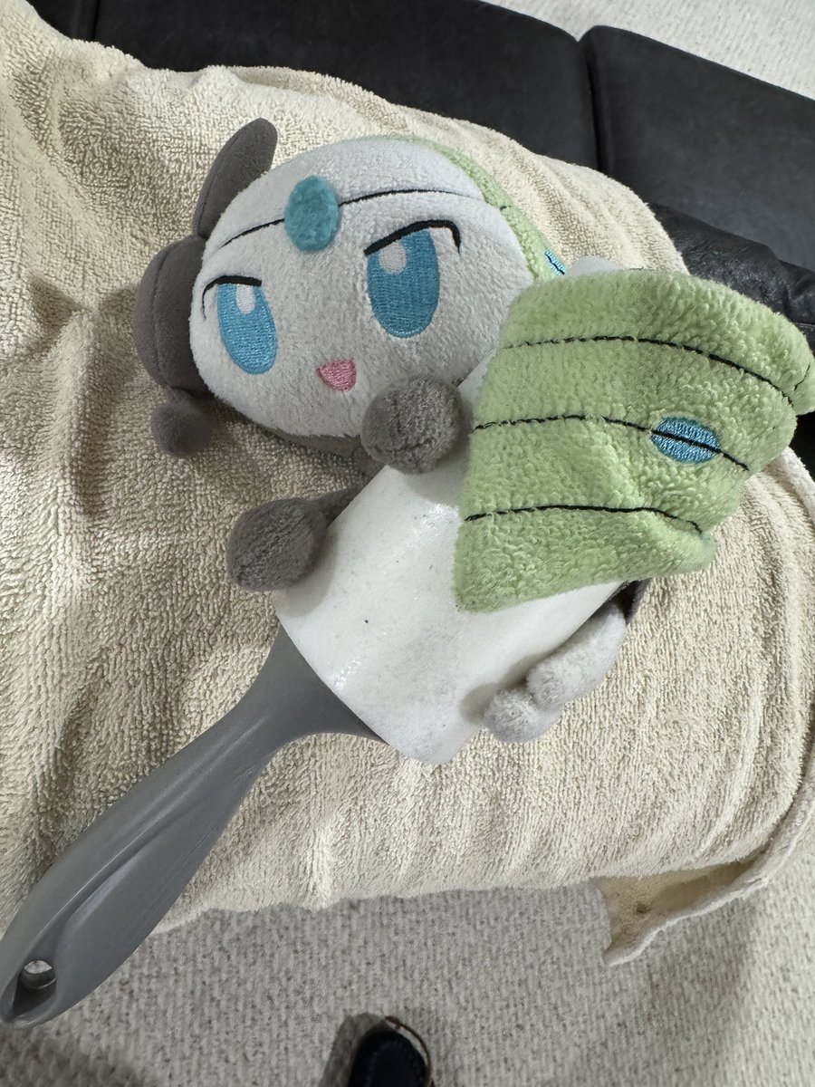 truecloud6's tweet image. Meloetta, that's not a hairbrush, silly! 💚🎼

#ポケモン #メロエッタ #plushies