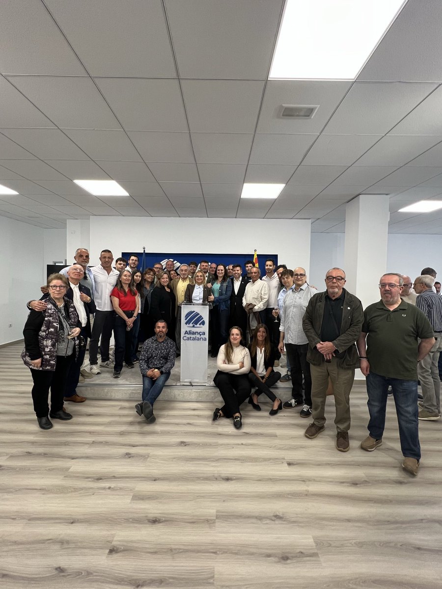 Avui hem inaugurat la seu de <a href="/CatalunyaAC/">Aliança Catalana</a> a Reus! 

Quin goig, quina seu, i sobretot, quin equip! Som una gran família!💙

No defallirem. Ens poden embrutar els locals, poden criticar-nos, difamar-nos o intentar fer-nos caure, però no ens aturaran! 

#SalvemReus #SalvemCatalunya