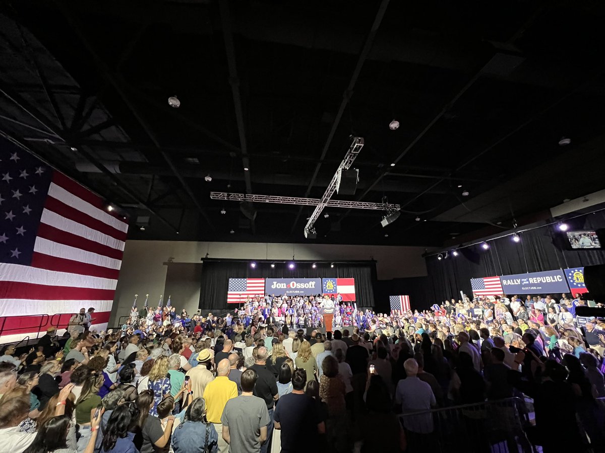 elliemdougherty's tweet photo. Snapshots of @ossoff and @JDVance’s crowds in Georgia, 5 days apart 👀 https://t.co/qeWxgDYtcf