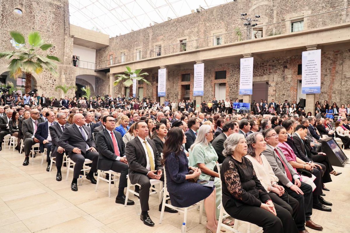 ZipacnaTorres's tweet photo. Asistí a la presentación del Plan Estratégico de Procuración de Justicia 2026–2029, encabezada por la Fiscal General de la República, @ErnestinaGodoy_ . En este encuentro, junto con las y los fiscales de todo el país, coincidimos en la relevancia de esta ruta de trabajo para elevar la calidad de la procuración de justicia y fortalecer la confianza ciudadana.

Desde la @FGEGuerrero reiteró nuestra disposición para mantener una coordinación permanente con la Fiscalía General de la República, alineando esfuerzos, compartiendo capacidades y consolidando resultados.

Seguiremos trabajando con visión institucional, enfoque con sentido humano y estricto apego a la legalidad, al servicio de las y los guerrerenses.