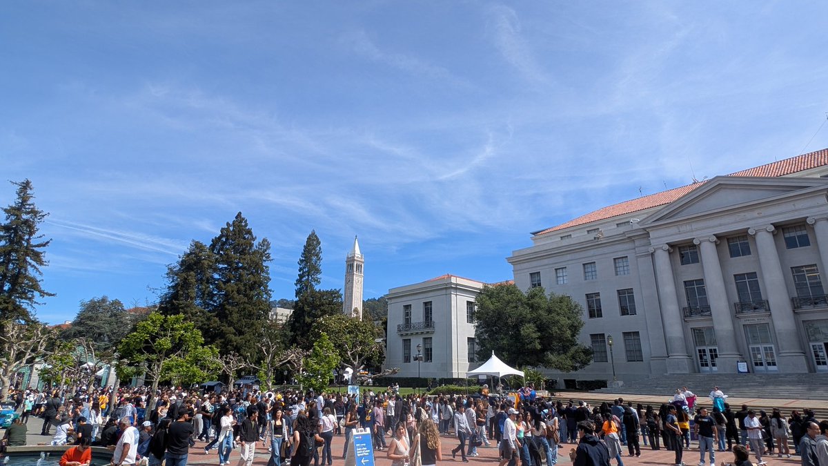 nosoupforgeorge's tweet photo. Happy #CalDay to all who celebrate! ๐๐
#GoBears ๐ป https://t.co/hthznAvh2B