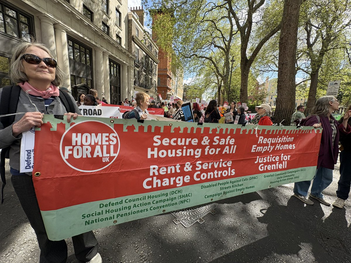 LabWomenHSS's tweet photo. Hackney housing activists join @labour_council today at the National Housing demo in central London. 
Thousands out on the streets demanding an end to the housing emergency. https://t.co/lQTZhfgLnG