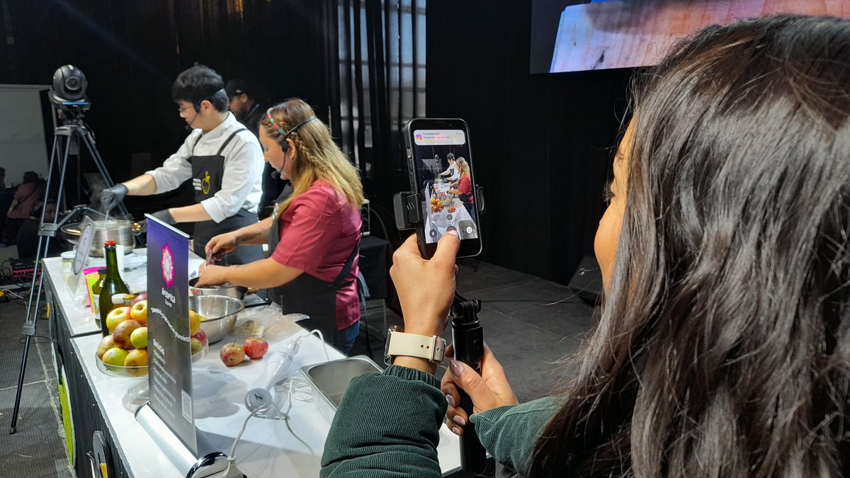 En esta segunda jornada la gastronomía se luce en la Fiesta de la Manzana y la Sidra. Artemisa Gourmet y Cecinas Txafkintün nos invitaron a innovar en el Taller de cocina con manzanas #Valdiviacl