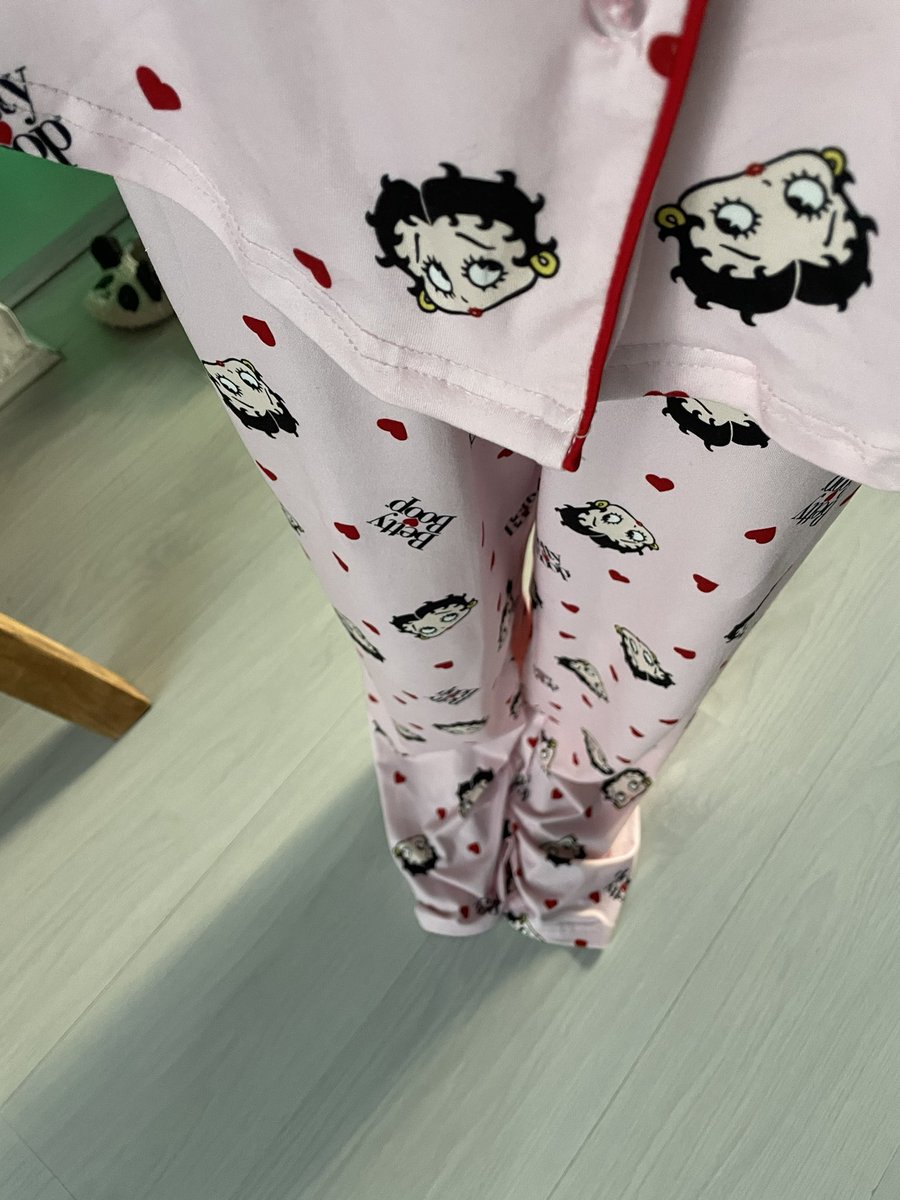 devereux1655's tweet image. The perils of being 5 foot 2 🤣🤣 clothes are made for people who have very long legs 🤣🤣 #pjs #tall #short