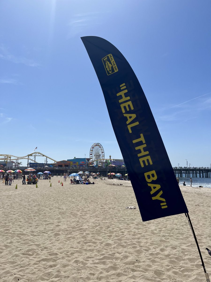 WrightDesign_'s tweet photo. Volunteered today to help clean up my local beach. Such a good turn out! Over 1000 people signed up to help. #HealTheBay #CoastalCleanupDay @HealTheBay https://t.co/A0cigeohkR