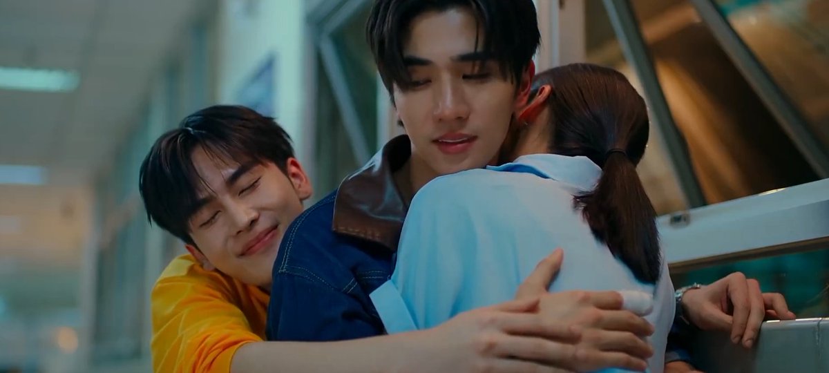 blusyddeonu's tweet image. I'm loving the triple hugs

#LoveYouTeacherSeriesEP6 #PerthSanta