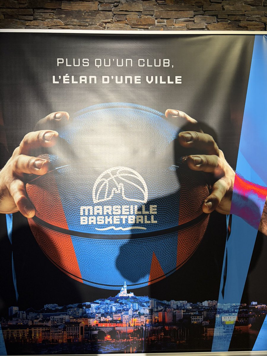 EricMery's tweet photo. Marseille Basketball au Palais des sports !
Fier de donner le coup d’envoi de cette soirée historique en compagnie de @MicheleRubirola https://t.co/Jm5o9pbjcH