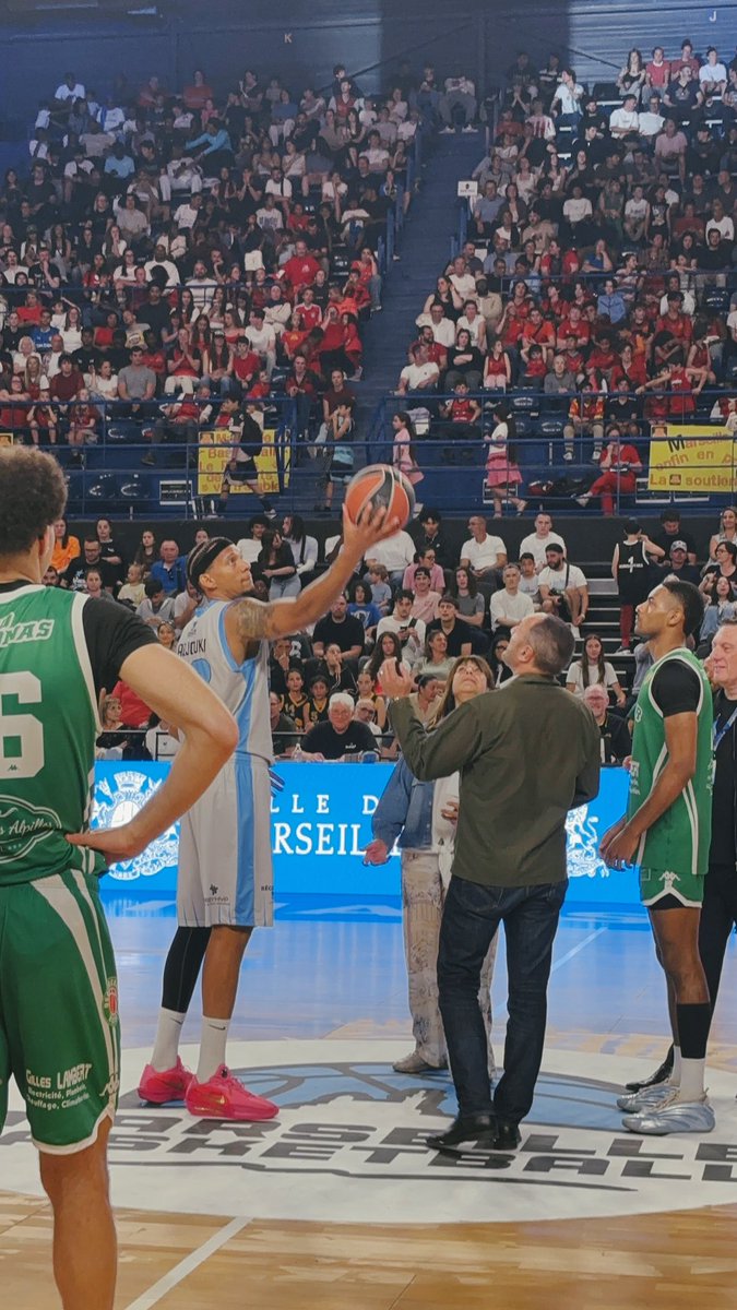 EricMery's tweet photo. Marseille Basketball au Palais des sports !
Fier de donner le coup d’envoi de cette soirée historique en compagnie de @MicheleRubirola https://t.co/Jm5o9pbjcH