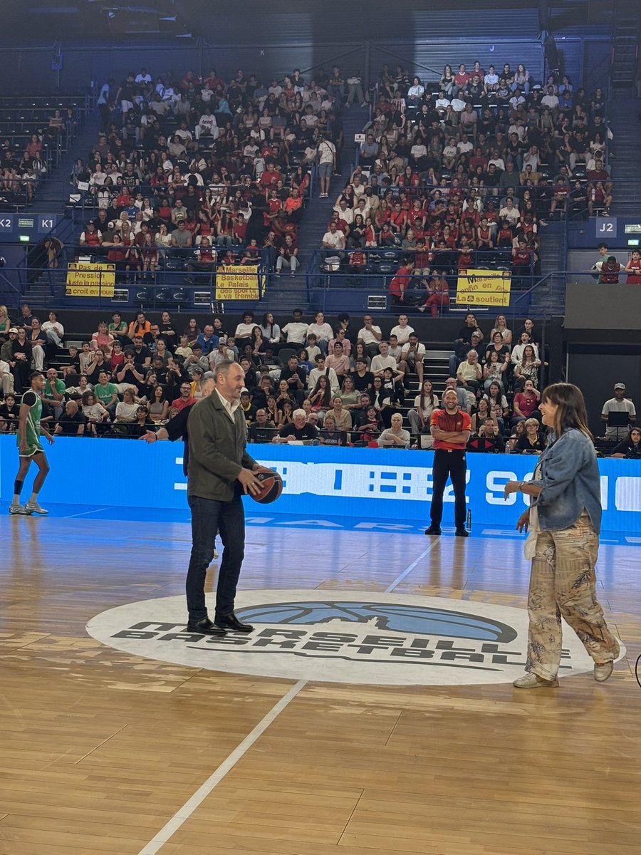 EricMery's tweet photo. Marseille Basketball au Palais des sports !
Fier de donner le coup d’envoi de cette soirée historique en compagnie de @MicheleRubirola https://t.co/Jm5o9pbjcH