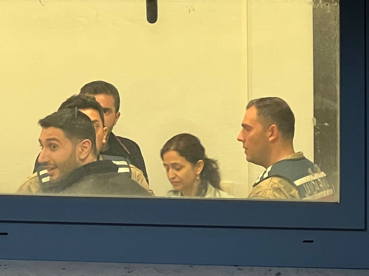 SevincOzarslan7's tweet photo. Gülistan'ın katili Mustafa Türkay Sonel kime, niye gülüyor? Bu rahatlığının sebebi ne! 

Gülistan MilatOlsun https://t.co/k6e3HFZeSn