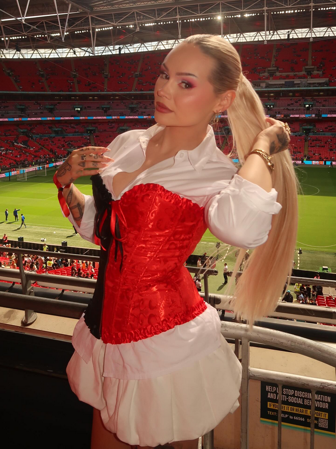 Holly 💜 tweet media